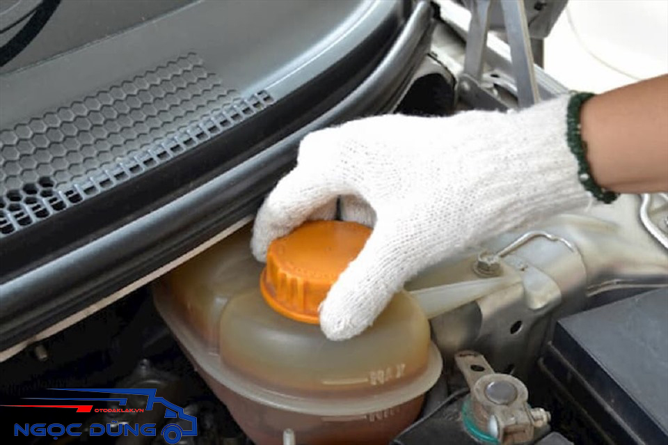 Thêm nước mui xe tải