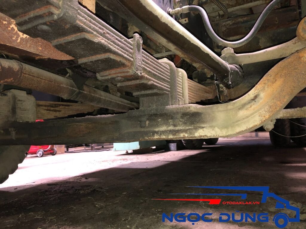 Nhíp xe tải dưới gầm