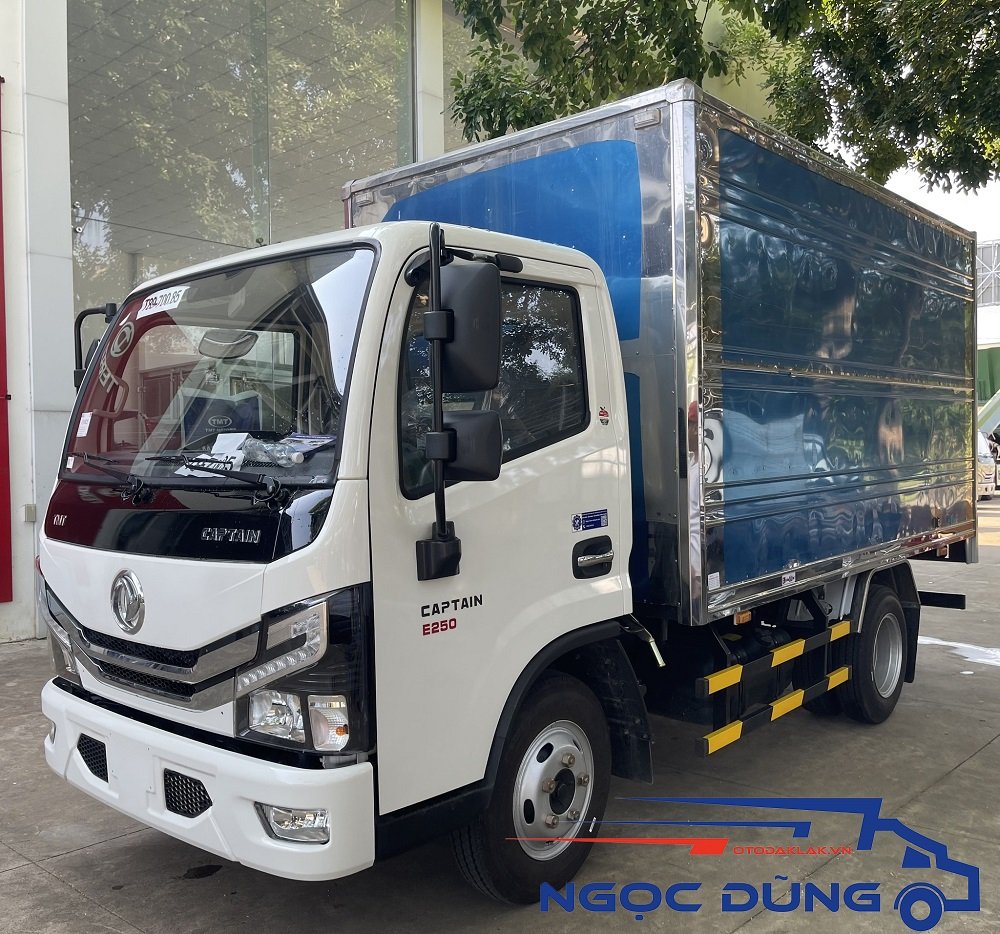 Xe tải chở hàng hoá