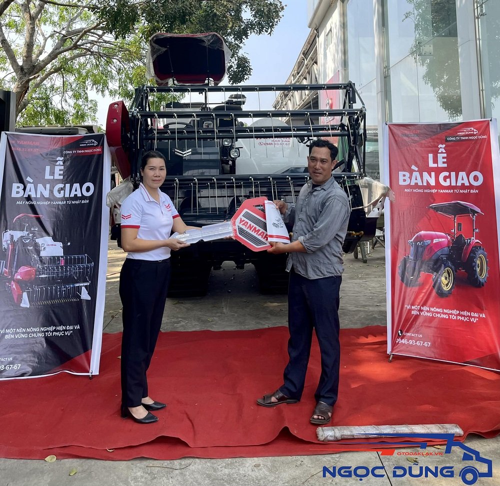 Bàn giao máy gặt lúa tại Ngọc Dũng