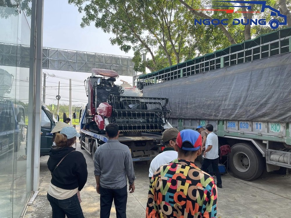 Hình ảnh máy gặt lúa tại Ngọc Dũng