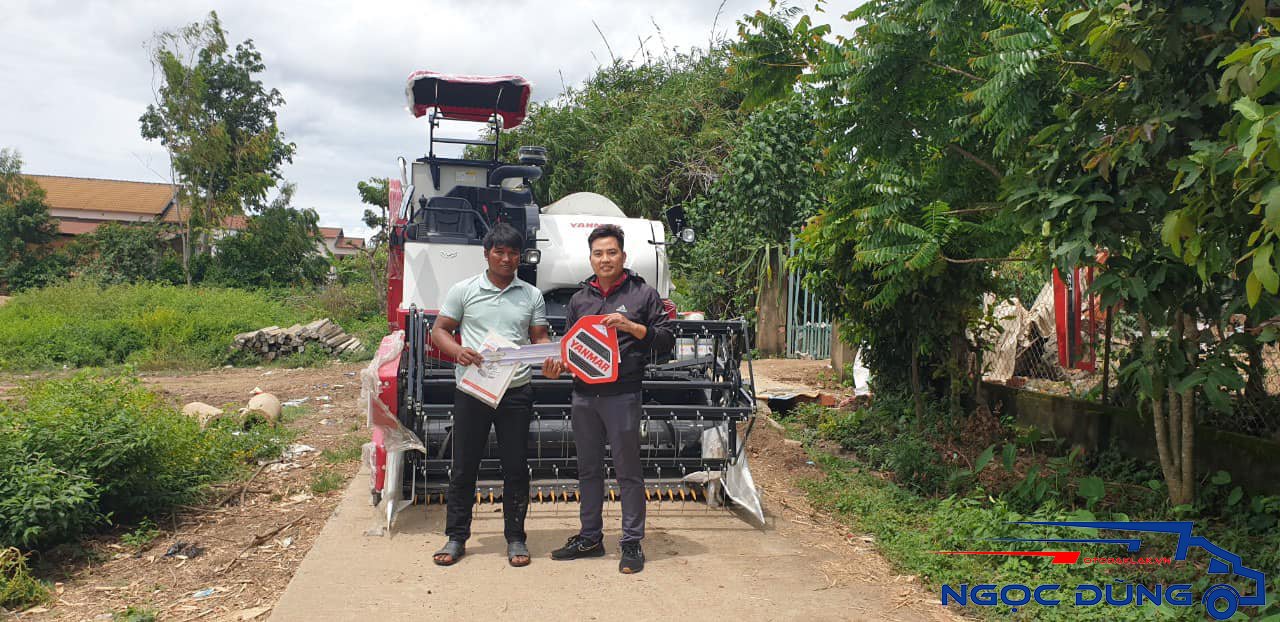 Bàn giao máy gặt lúa tại Ngọc Dũng