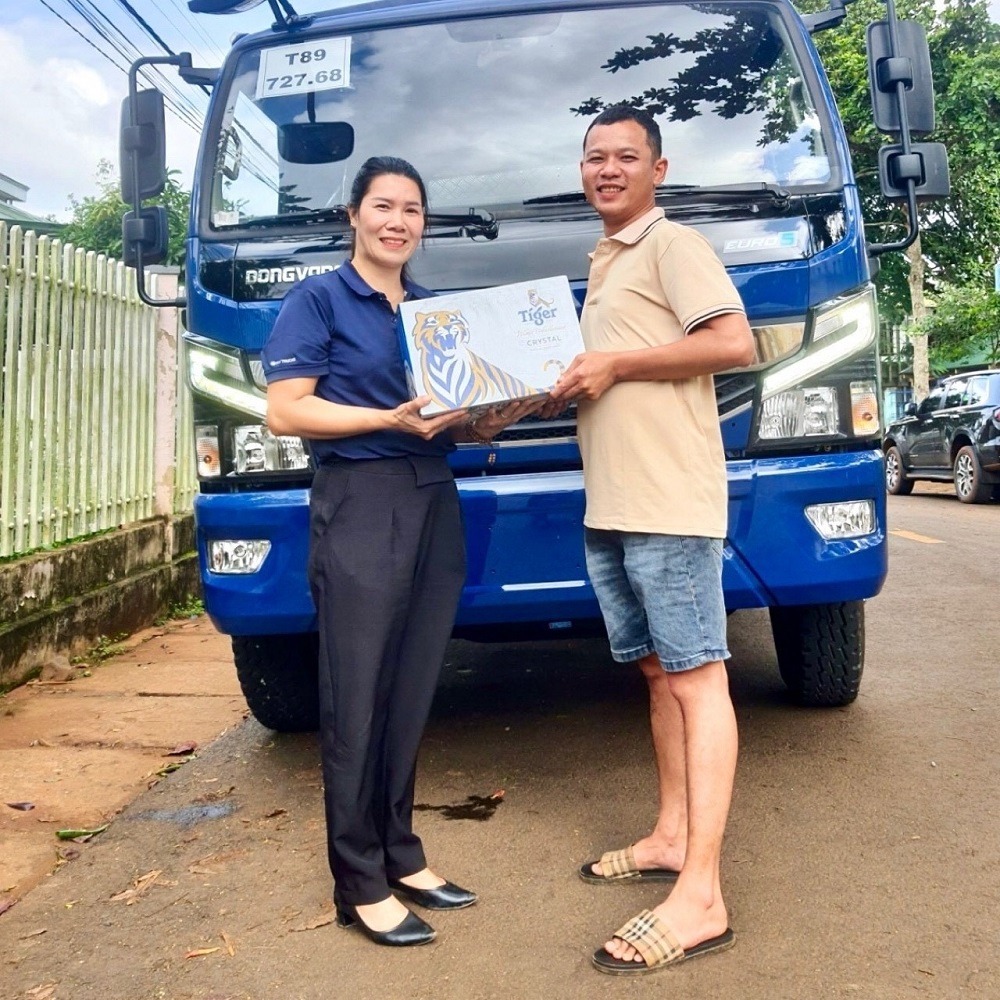 Ô tô Ngọc Dũng bàn giao xe cho khách hàng