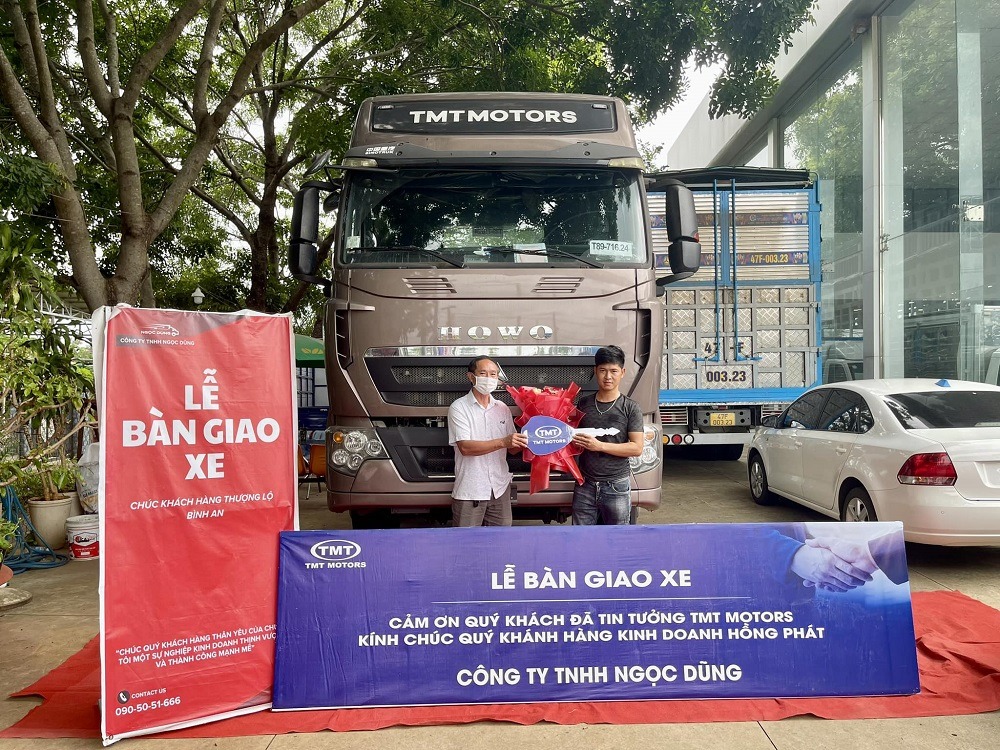 Ô tô Ngọc Dũng bàn giao xe cho khách hàng