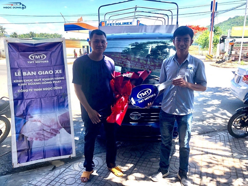 Ô tô Ngọc Dũng bàn giao xe cho khách hàng
