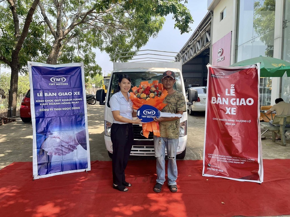Ô tô Ngọc Dũng bàn giao xe cho khách hàng