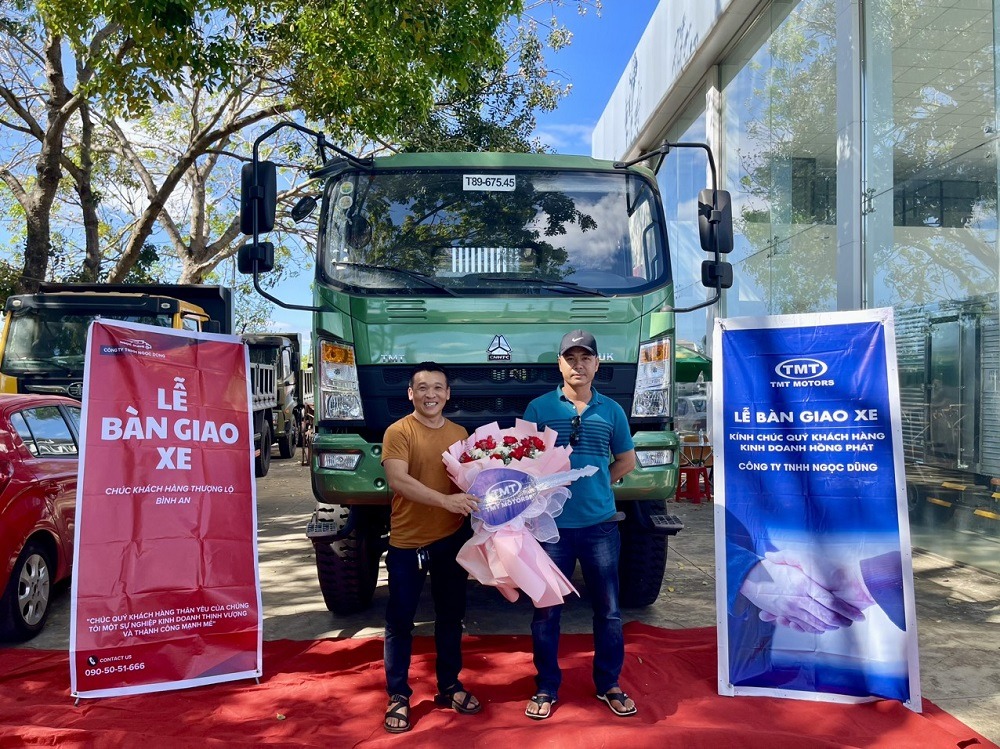 Ô tô Ngọc Dũng bàn giao xe cho khách hàng