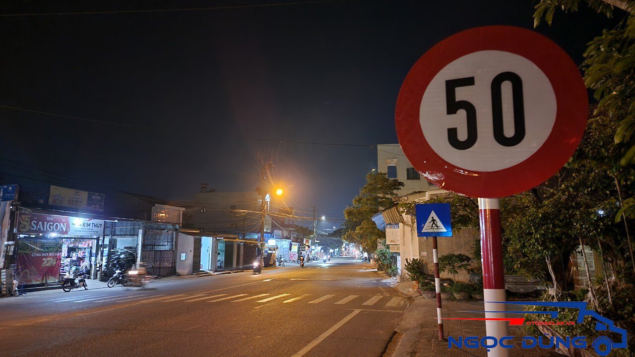 Quan sát biển báo khi lái xe đêm