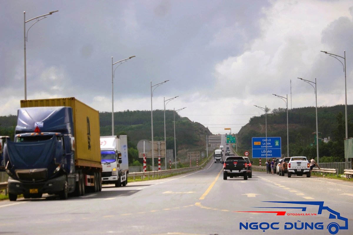 Không nên chạy trên đường 2 làn vào ban đêm