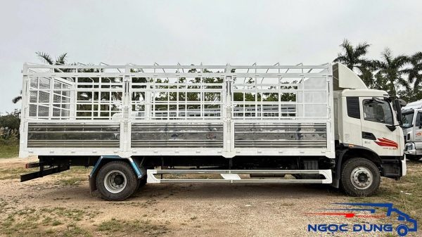 Xe Tải Dongfeng ISB180 4x2 Thùng Mui Bạt 8.2m Tải Trọng 9.1 Tấn